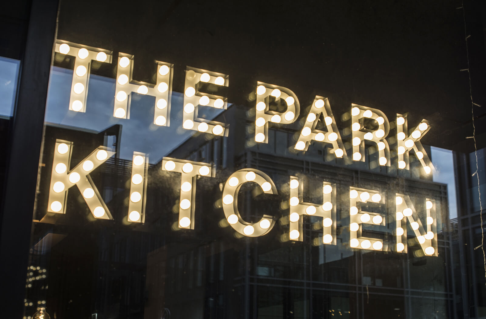 The Park Kitchen - kleine letters met bollen achter het glas